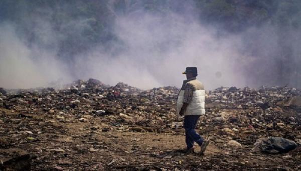 Pengiriman Sampah di Sumedang Tertunda Gegara Kebakaran di TPSA Cibeureum