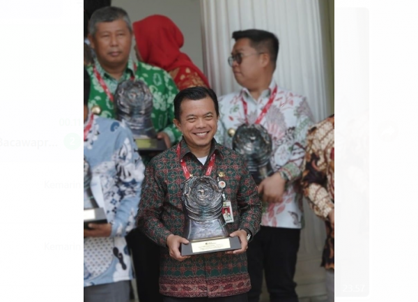 Wapres Beri Penghargaan Paritrana Award ke Gubernur Jambi Al Haris