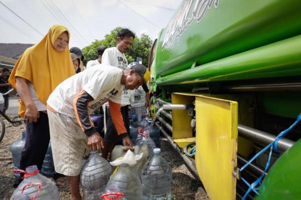 Kekeringan di Kendal, Pena Mas Ganjar Droping Air Bersih untuk Warga