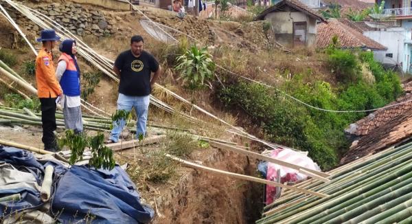 BPBD Garut Bersama Anggota DPRD Garut Tinjau Korban Musibah Gempa Bumi