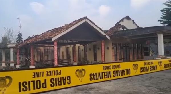 Massa Bakar Rumah Warga di Lampung Tengah