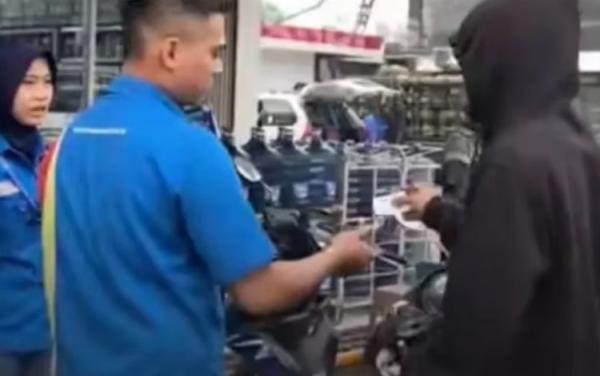 Keterlaluan! Pria Ini Sodorkan Kartu Anggota Ormas Saat Bayar Belanjaan di Minimarket