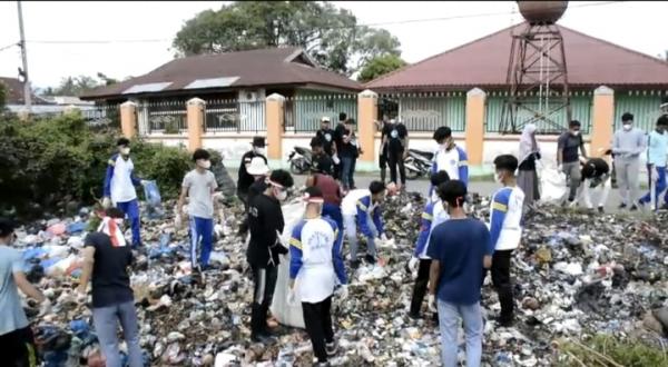 Ratusan Siswa dan Masyarakat Bireuen Gelar Aksi Pilah Sampah di Depan Sekolah