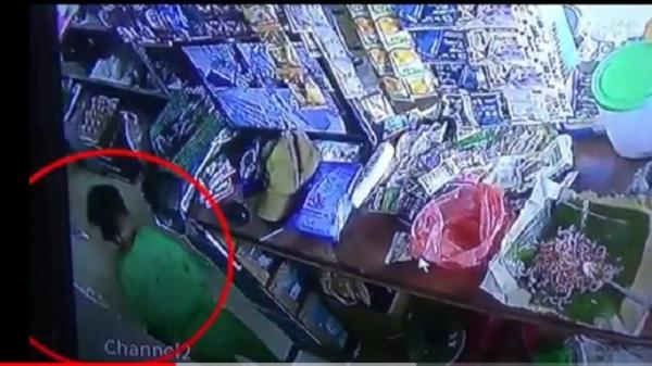 Viral! Bocah Terekam CCTV Curi Uang Rp8 Juta Di Laci Toko, Netizen : Mirip Tuyul ?