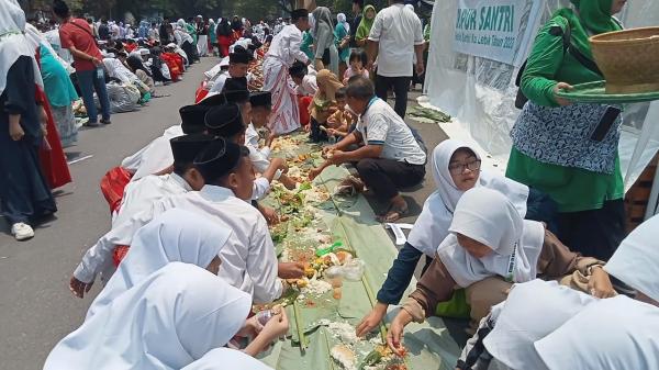 Serunya Ribuan Santri Makan Nasi Liwet Bareng Meriahkan Hari Santri Nasional di Lebak Banten