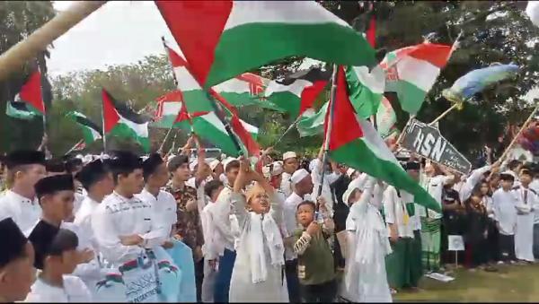 Doakan Warga Palestina, Puluhan Santri Lebak Kibarkan Bendera Palestina dalam Festival Hari Santri