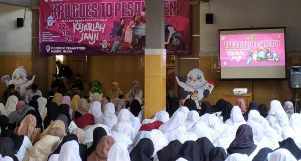 Program KPU Goes To Pesantren di Garut, Sosialisasikan Pemilu Melalui Nobar Film "Kejarlah Janji"