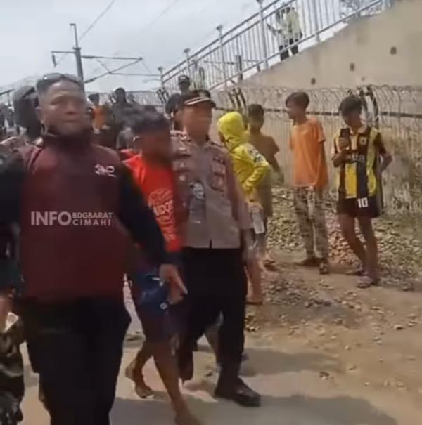 Seorang Pria yang Hendak Meloncat dari Atas Jalur Kereta Cepat Jakarta-Bandung Berhasil Dievakusi