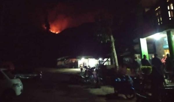 Update! Hingga Tengah Malam Kobaran Api di Gunung Papandayan Garut Masih Menyala
