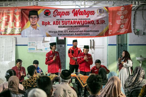 Kader PDI Perjuangan Surabaya Kenalkan Ganjar-Mahfud ke Kampung, Disambut Antusias Warga