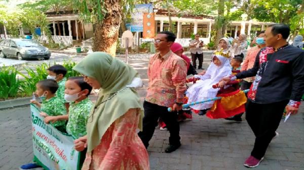 Luar Biasa! Khatam Juz 30, Aluna Murid TK Al Azhar 31 Yogyakarta Diarak Keliling Kampus