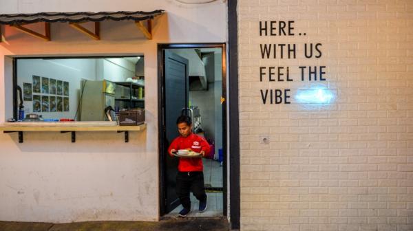 Restoran Viral di Bandung Memberdayakan Penyandang Dwarfisme untuk Bekerja
