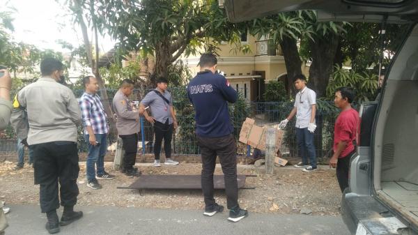 Warga Digegerkan Penemuan Mayat di Samping Kantor Unit Bank di Karawang