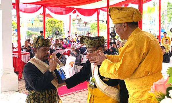 Rahudman Harahap Disematkan Gelar Datuk Laksamana Wira Diraja oleh Raja Serdang Bedagai