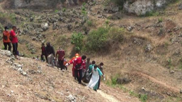 Sesosok Mayat Pria Ditemukan Tewas Membusuk di Bawah Tebing Batu Kapur