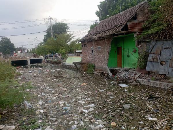 Gegara Pengerukan Sungai Gladser, Bangunan Salon Kecantikan di Kota Probolinggo Ambruk