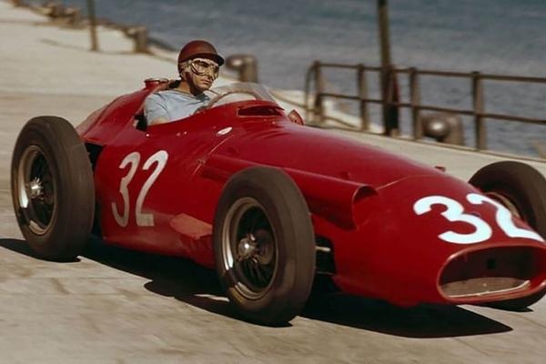 Kemenangan Spektakuler Juan Manuel Fangio pada 24 Oktober 1954: Puncak Karier Seorang Legenda