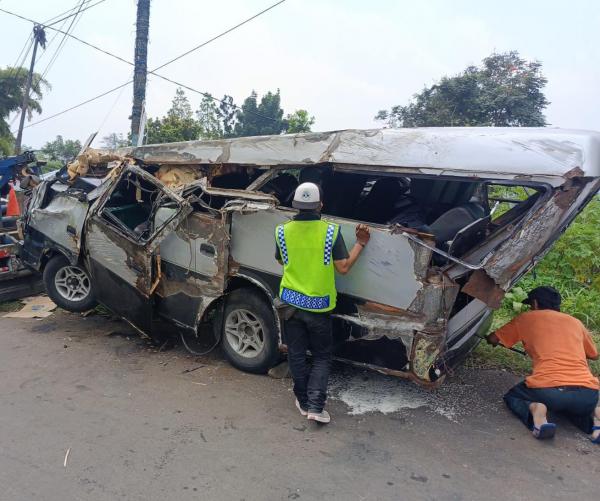 Penampakan Mobil Elf Bawa Rombongan Yang Menewaskan 4 Orang Santri Di ...