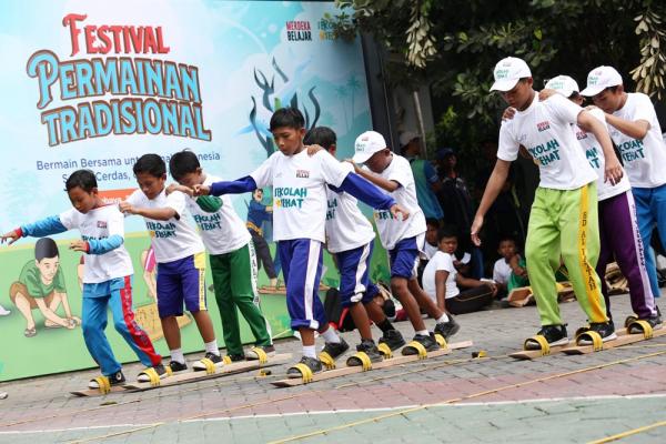 Kemendikbudristek Sajikan Kemeriahan Festival Permainan Tradisional dan Seminar Sehat di Surabaya