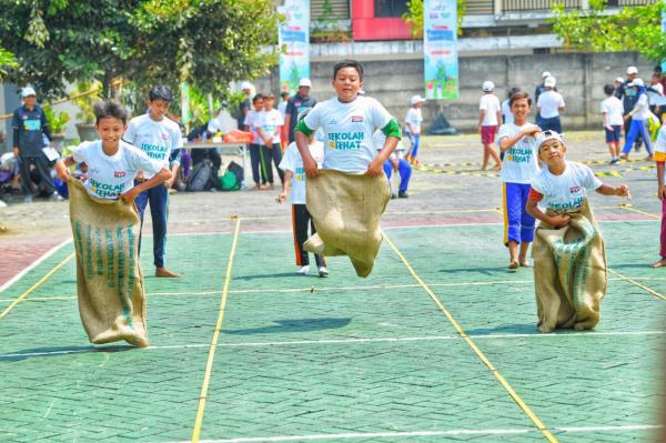 Kampanye Sekolah Sehat, 300 Siswa di Surabaya Bermain Permainan Tradisional