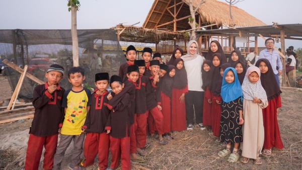 Rannya Serahkan Bantuan Uang Tunai dan Al-Quran untuk Rumah Tahfidz di Lombok Utara