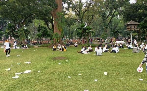 Miris, Daftar ke KPU Massa Pendukung  Prabowo-Gibran Tinggalkan Sampah Berserakan di Taman Suropati
