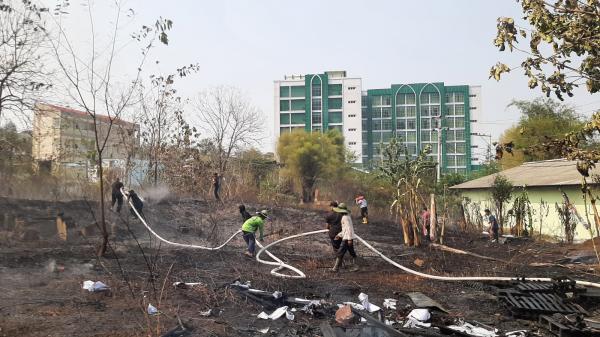 Kebakaran Lahan Kosong Terjadi di Area Kampus Unimus Semarang, Tidak Ada Korban Jiwa