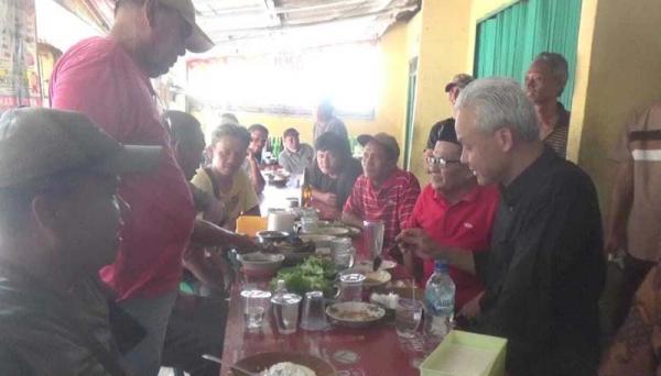Ganjar Pranowo Makan Siang Bareng Sopir Angkot di Terminal Rajabasa