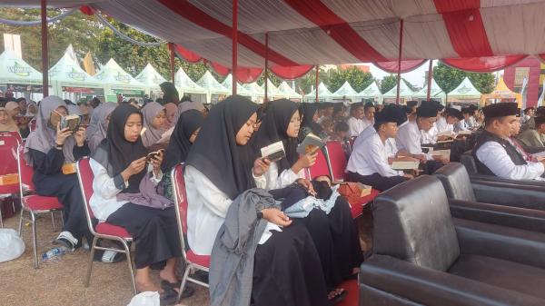 Tadarus Bersama Seribu Tahfidz Quran di Halaman Bale Kota Tasikmalaya