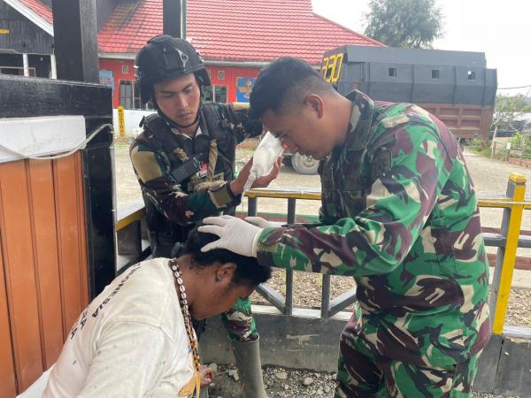 Siaga Satgas Yonif 330 Beri Pertolongan Pertama kepada Masyarakat Intan Jaya