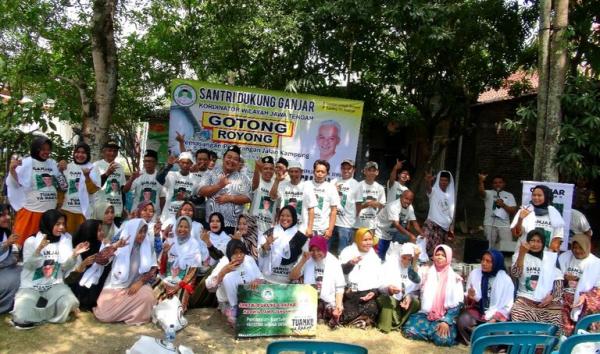 Aksi Santri Dukung Ganjar di Grobogan, Beri Bantuan Lampu Jalan Desa