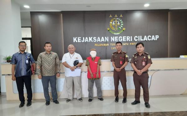 Tersangka Kasus Perpajakan Berinisial KHW Diserahkan ke Kejari Cilacap