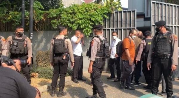 2 Jam Geledah Rumah Ketua KPK Firli Bahuri di Jaksel, Polisi Bawa Koper dan Totebag