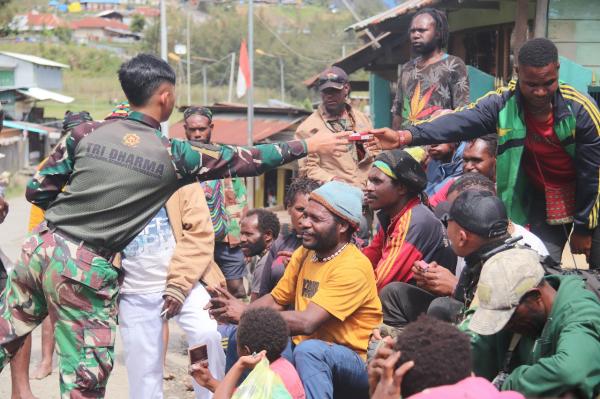 "Ngadu Bako", Komsos Kreatif ala Satgas Mobile Yonif 330, Ajak Warga Jaga Kondusifitas Keamanan