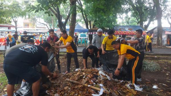 Komunitas Freekitiw Bahagia, TNI-Polri dan FPB Punguti Sampah di Kompleks Dadaha