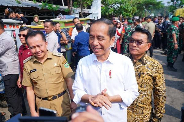 Pantau Harga Sembako di Pasar Palembang, Presiden Jokowi Sebut Harga Stabil dan Inflasi Terkendali