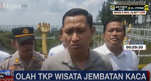 Tim Labfor Periksa Barang Bukti di TKP Jembatan Kaca