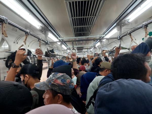 Ada Perbaikan Rel, Ratusan Penumpang Terlambat Terangkut dari Stasiun Citayam hingga Lenteng Agung