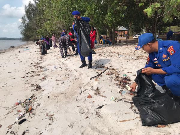 Polairud Polres Bangka Selatan Bersama TNI AL Sapu Bersih Sampah di Pesisir Sadai
