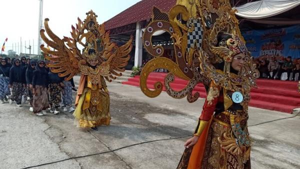 Sambut Sumpah Pemuda, SMKN 1 Plupuh Gelar Karnaval Batik
