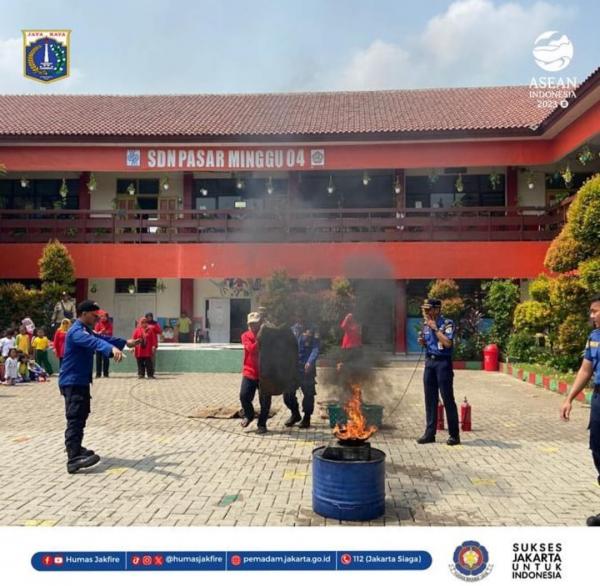 Satgas Gulkarmat Sosialisasi dan Simulasi Pencegahan Kebakaran di SD Negeri 04 Pasar Minggu