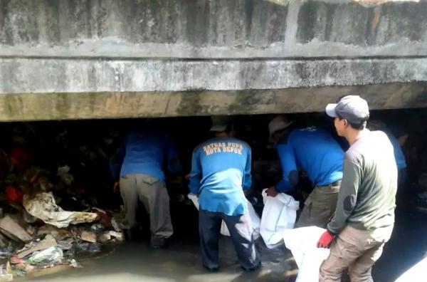 4 Ton Sampah Berhasil Diangkut dari Kali Cabang Barat Depok