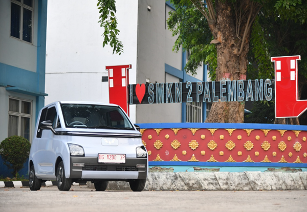 Presiden Jokowi Beri Mobil Listrik Gratis ke SMK ini