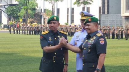 Sertijab KSAD dari Jenderal Dudung Abdurachman kepada Jenderal Agus Subiyanto Dipimpin Panglima TNI
