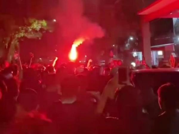 Tujuh Perusak Kantor Arema FC Akhirnya Bebas, Disambut Flare dan Ratusan Supporter