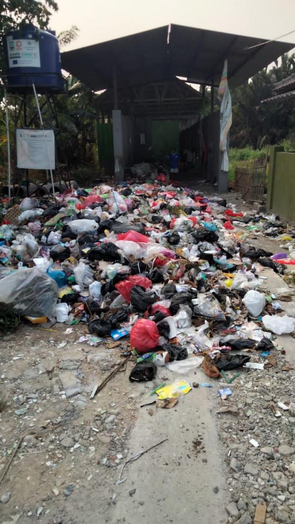 Warga Puri Tambak Gemilang Kabupaten Serang, Resah! Sampah Menggunung