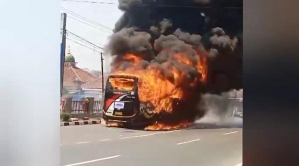 Kronologi Bus Pariwisata Sarat Penumpang Terbakar Hebat di Depan SPBU Tambakan Subang
