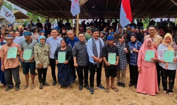 Petani di Lebak Banten Sumringah, Menteri ATR BPN Akhirnya Bagikan Sertifikat Tanah Komunal