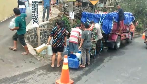 Warga Binaan Terdampak Kemarau, Anggota Koramil Sukaraja Tasikmalaya Bagikan Air dengan Dump Truck