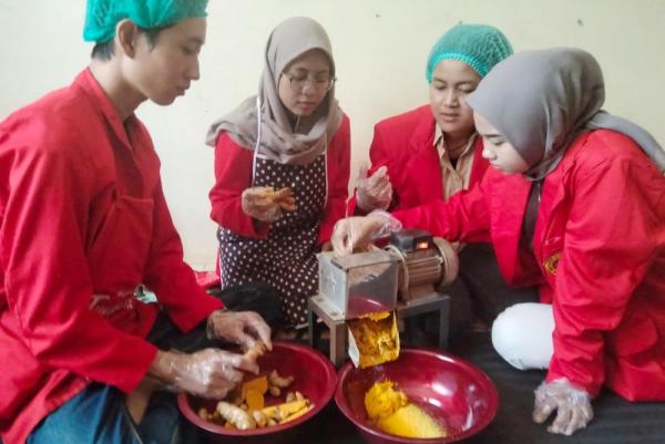 Mahasiswa Untag Latih Warga Surabaya Racik Minuman Herbal Instan